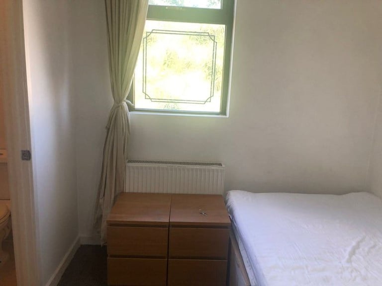 Ensuite Room 4 minutes from DLR and Elizabeth Line