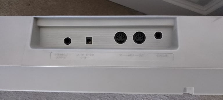 Yamaha electric keyboard PSR-275 with power adaptor