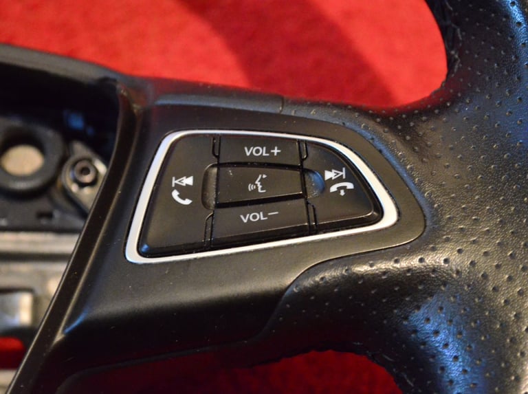 Mk 3 Ford Focus parts (Steering wheel, indicators and rear brake dust shields)