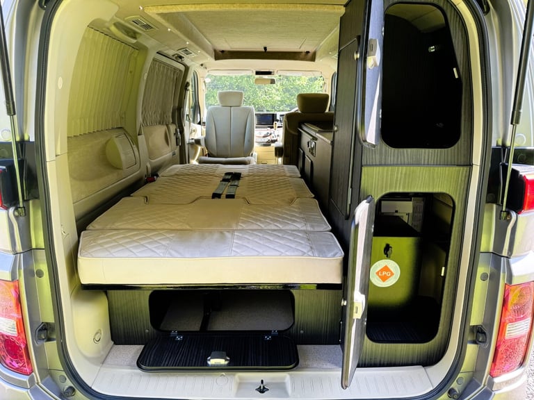 NISSAN ELGRAND FACE LIFT CAMPER VAN 3.5 V6 PETROL FULL SIDE KITCHEN CONVERSION