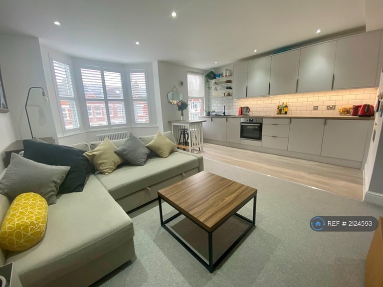 2 bedroom flat in Streatham, London, SW16 (2 bed) (#2124593)