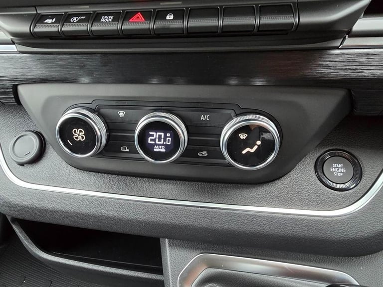 RENAULT TRAFIC LL30 LWB EXTRA SPORT 6 SEAT CREW VAN AUTO GEARBOX  ** BRAND NEW**