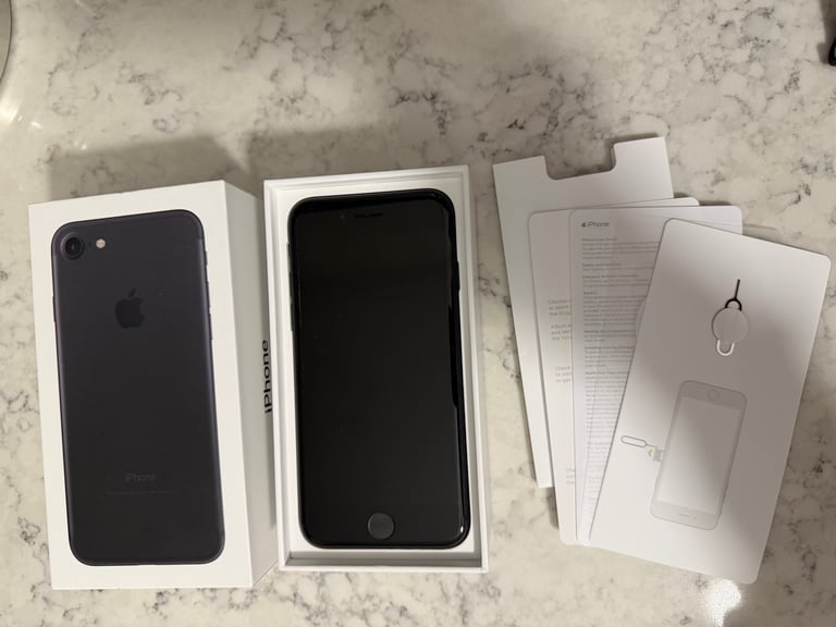 Apple iPhone 7 128GB - Black (Unlocked) with Screen Defect on startup ONLY