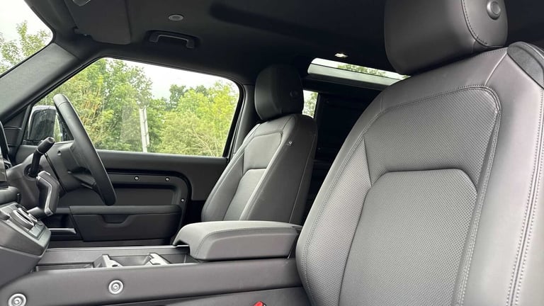 2025 Land Rover Defender 3.0 D250 X-Dynamic SE 90 3dr Auto ESTATE DIESEL Automatic