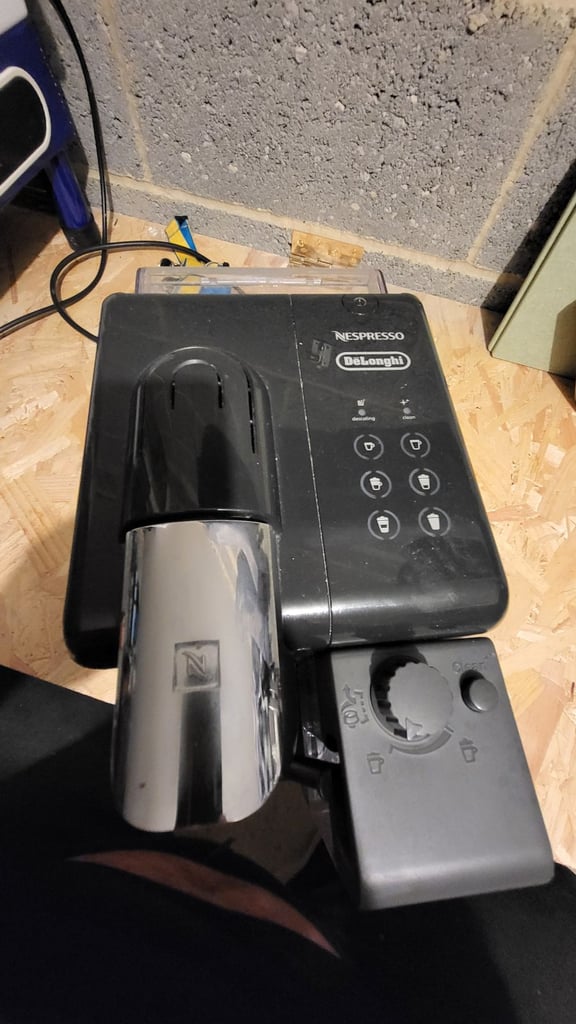 Delonghi Nespresso pod coffee machine EN560.B