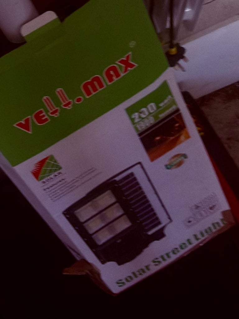 SOLAR STREET LIGHT WITH REMOTE CONTROLLER