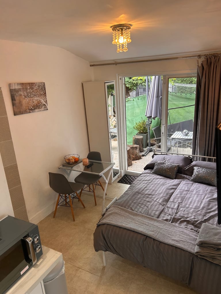 Self contained garden flat studio apartment Epsom / Ewell, Bills included, Weekly stays available 