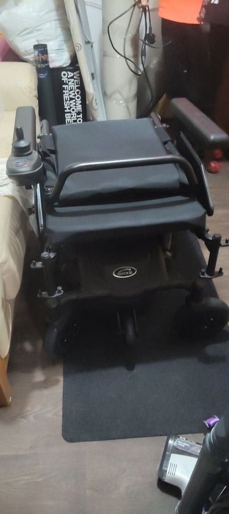 Electric wheelchair 