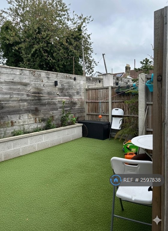 2 bedroom flat in Cowper Road, Sittingbourne, ME10 (2 bed) (#2597838)