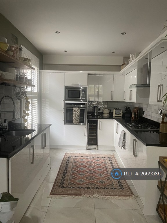 3 bedroom flat in London, London, SW16 (3 bed) (#2669086)