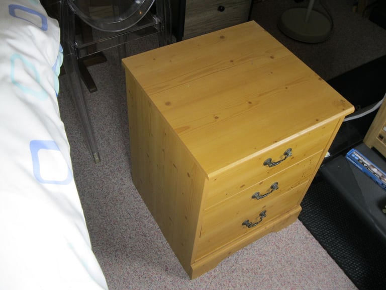 3 DRAWER PINE BEDSIDE CABINET GUNNISLAKE PL18