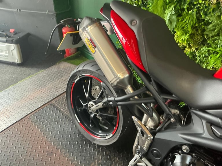 Triumph Speed Triple 1050 free delivery 