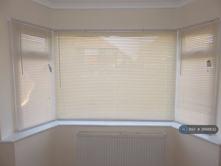 3 bedroom house in Oak Lane, Whitefield, Manchester, M45 (3 bed) (#2668832)