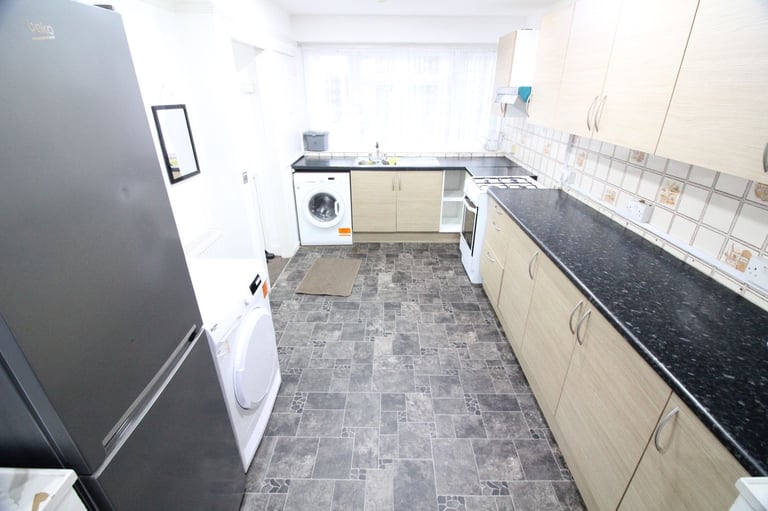 HUGE THREE BEDROOM DUPLEX APARTMENT WITH PARKING- HAYES YEADING NORTHOLT SOUTHALL