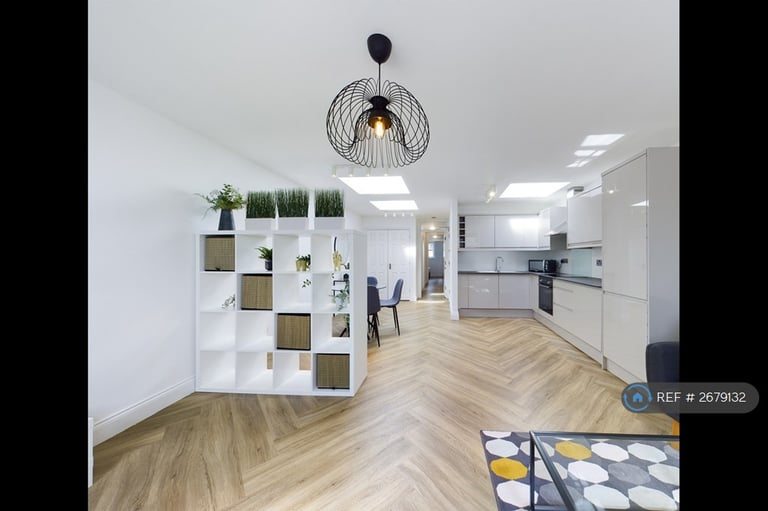 2 bedroom flat in Bethnal Green Road, London, E2 (2 bed) (#2679132)