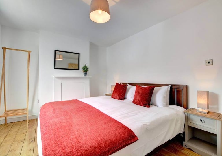 Large ground floor 2 bedrooms flat with large sunny garden and parking for 1 car