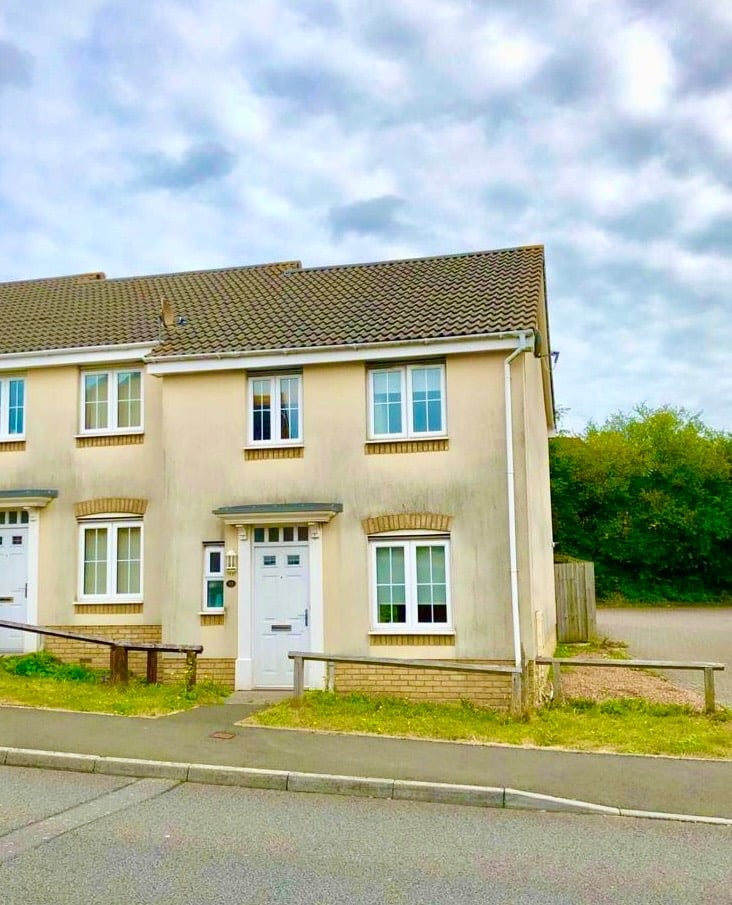 Modern three bedroom semi detached house to rent 