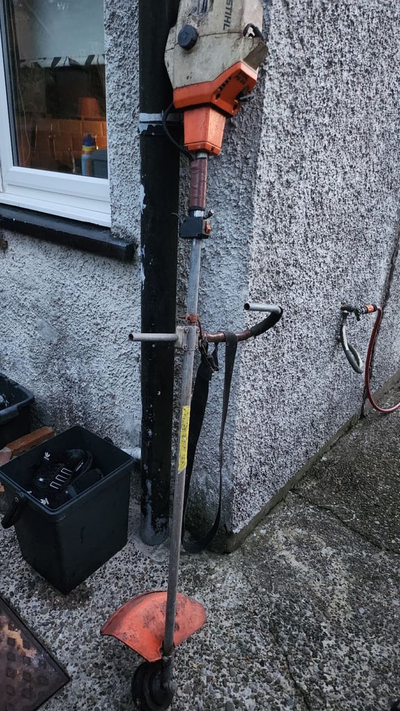 Old petrol sthil strimmer difficut to start but once going fine 
