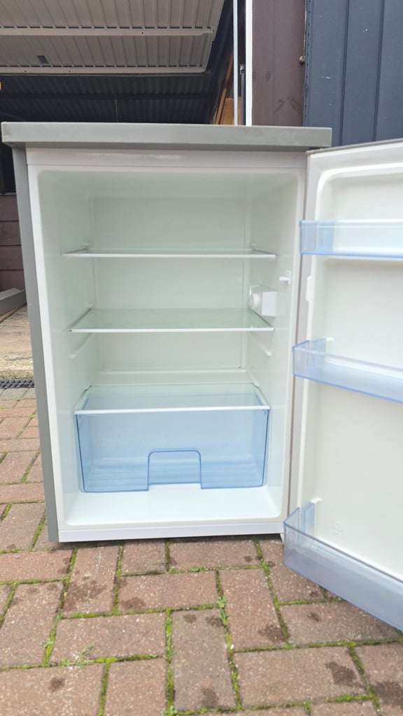Hisense Metallic Silver Fridge - Good condition & Fully working - Can deliver locally from £7