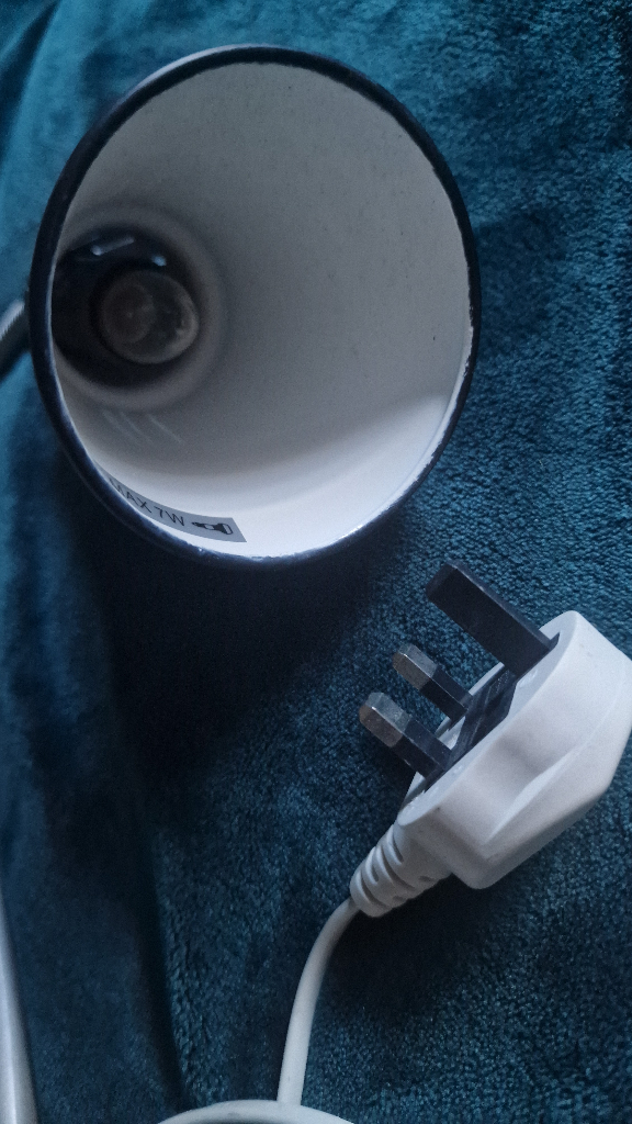 7W Desk Lamp with Flexible Neck and Compact Design