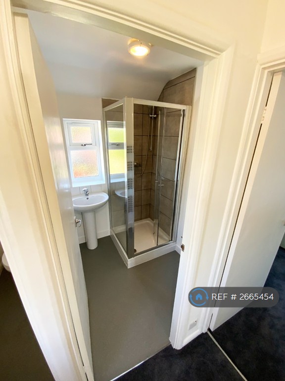 5 bedroom house in St. Johns Road, Guildford, GU2 (5 bed) (#2665454)