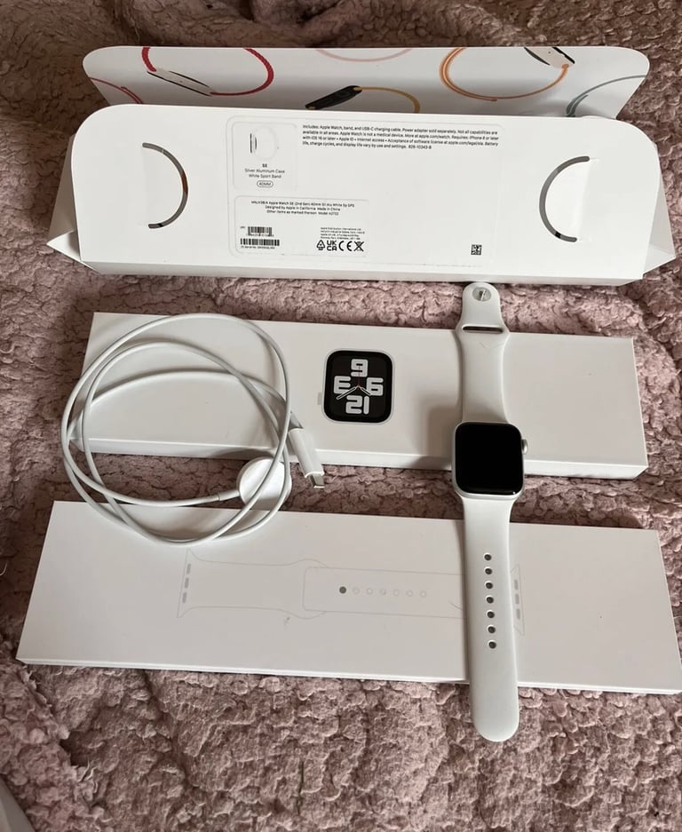 Apple Watch SE 2022 silver Excellent condition 