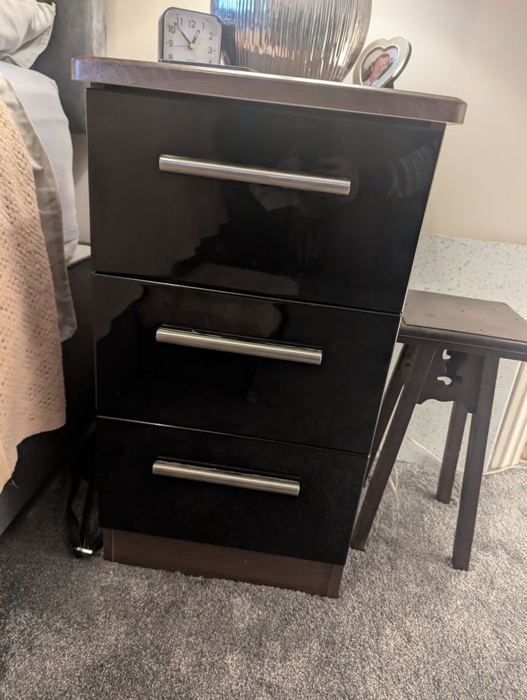 Bedroom Set Chest of Drawers and Bedside Table