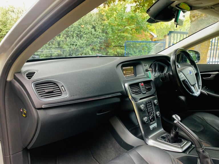 2015 Volvo V40 Cross Country 1.6 D2 Lux Nav Euro 5 (s/s) 5dr HATCHBACK Diesel Manual