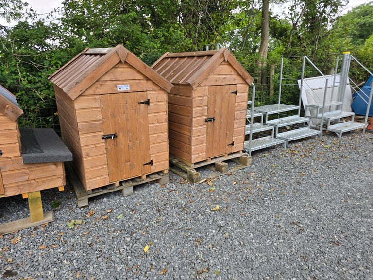Timber dog kennels with tin roof 