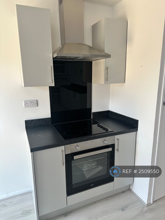 3 bedroom house in Romsey Close, Stanford-Le-Hope, SS17 (3 bed) (#2509550)