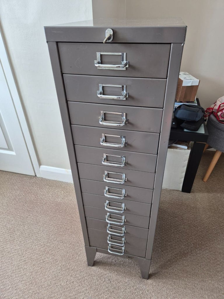 Stor ALL STEEL 12 drawer cabinet in great condition with key - rare vintage