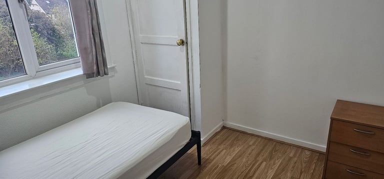  Spacious 3-Bedroom Flat for Rent – £1,450/month.