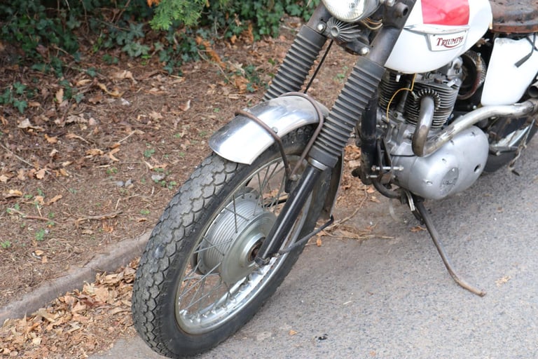 Triumph T100C T 100 C Trophy 1971 Barn Find Restoration Project