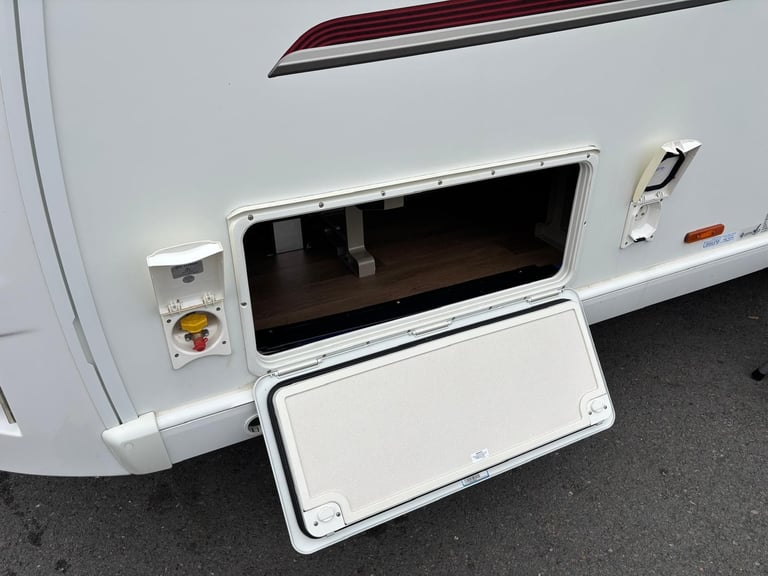 2016 SWIFT CONQUEROR 645, ISLAND BED, TALL FRIDGE, ALDE, SOLAR