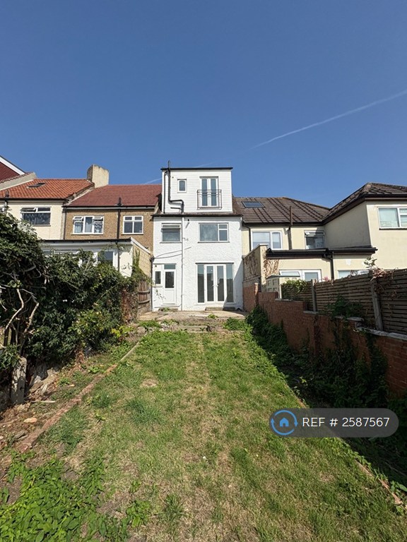 5 bedroom house in Wakemans Hill Avenue, London, NW9 (5 bed) (#2587567)