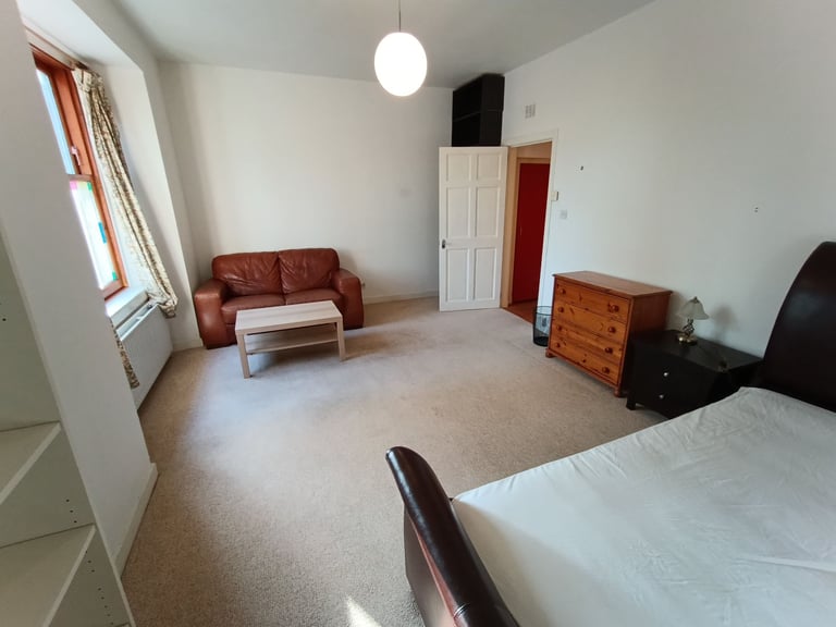 Spacious studio flat for rent. Must see.