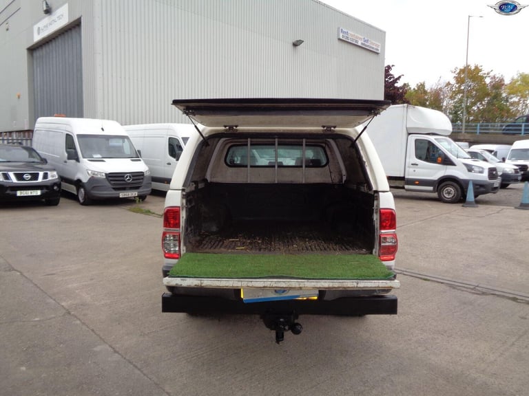 TOYOTA HILUX 2.5 D-4D HL2 White Manual Diesel 2012