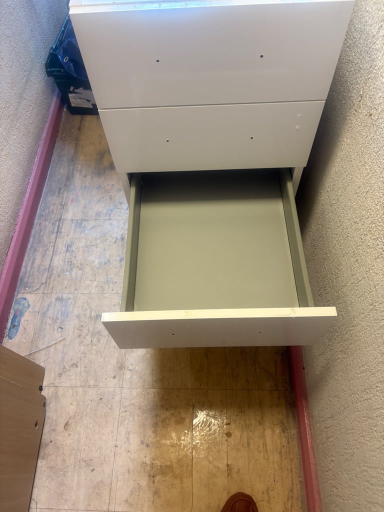 Howdens Greenwich white slab drawer unit with fronts predrilled