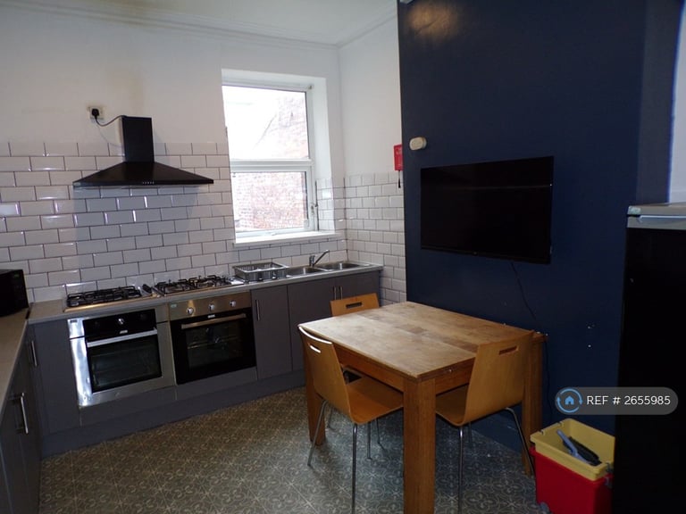 8 bedroom house in Booth Avenue, Manchester, M14 (8 bed) (#2655985)
