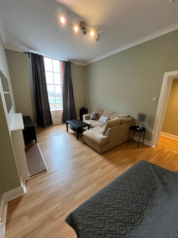 1 bedroom flat in Union Place, New Town, Edinburgh, EH1 3NQ