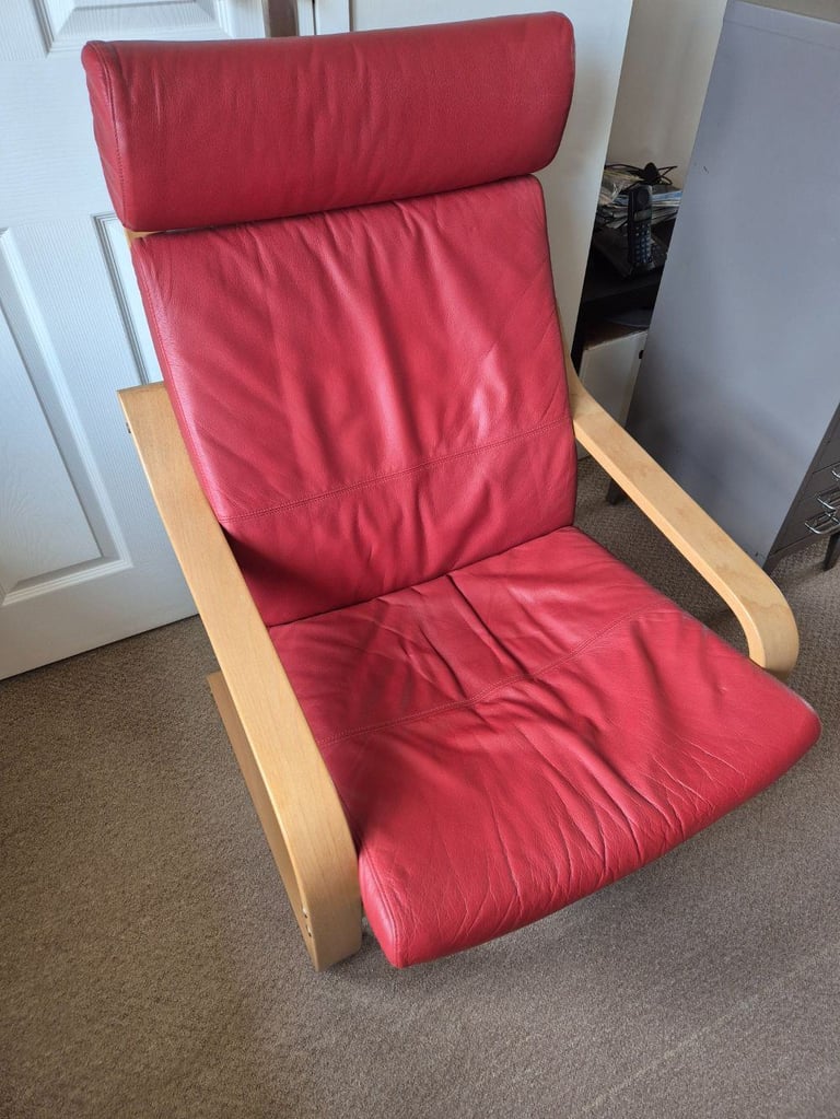 Beautiful POÄNG Armchair in Oak veneer and red leather in excellent condition