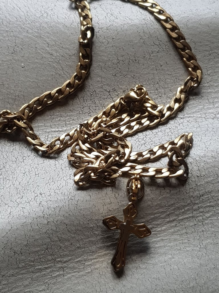 Any kind of unwanted jewellery whole or broken gold silver or brass and old watches