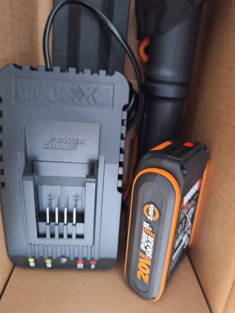 20v WORX extendable hedge trimmer 