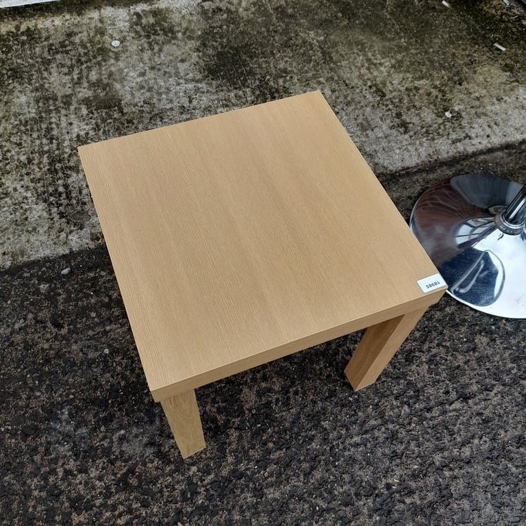 A beech side table, ref:18985 £5.00
