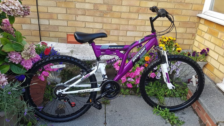 DUNLOP 24" WHEEL BIKE 17" FRAME IN GREAT CLEAN CONDITION AGE 13+