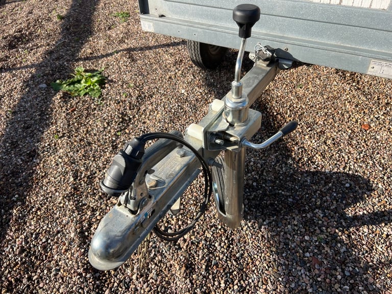 Erde 122 Trailer and Hardcover (locable)