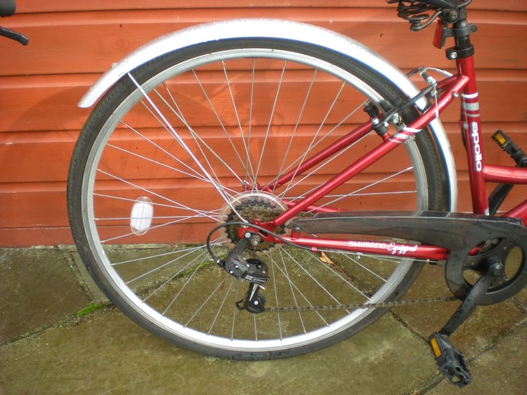 Apollo café ladies city bike, 16 inch frame, 6 gears, 28 inch wheels, mud guards and basket