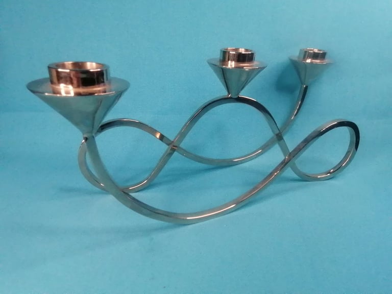 10-inch length and 5,3inch height. Triple Candle Holder In Chrome Metal 1980. 