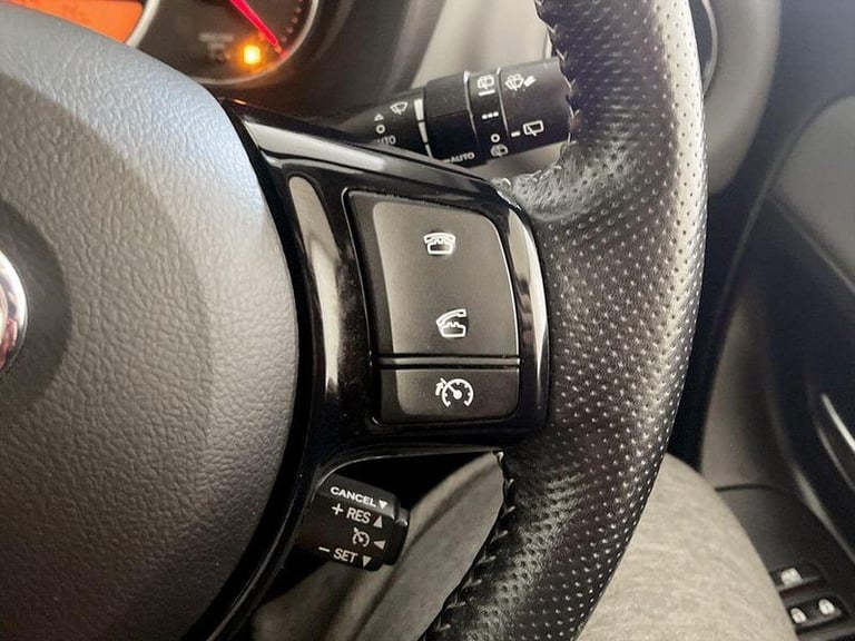 2017 Toyota Yaris 1.33 VVT-i Design 5dr HATCHBACK PETROL Manual