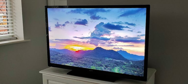 32" DIGIHOME SMART HD READY SLIM LED WIFI APPS TV RC & STAND GREAT CONDITION -FREE DELIVERY